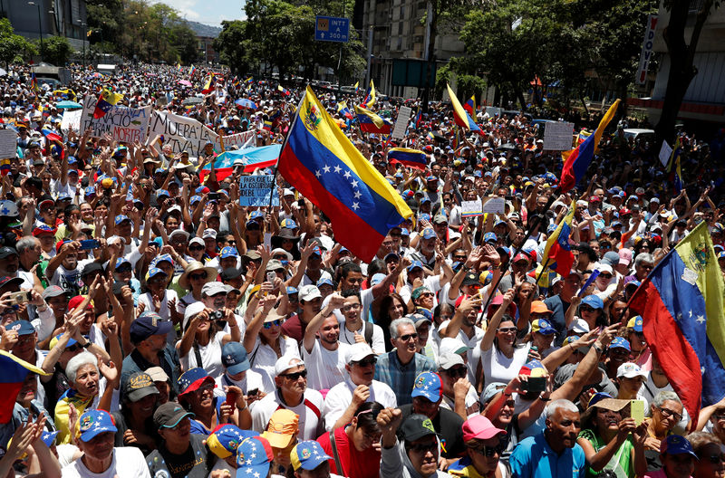 © Reuters. Partidarios del líder opositor venezolano Juan Guaidó protestan en Caracas contra el Gobierno del presidente Nicolás Maduro. Abril 6, 2019. REUTERS/Carlos García Rawlins