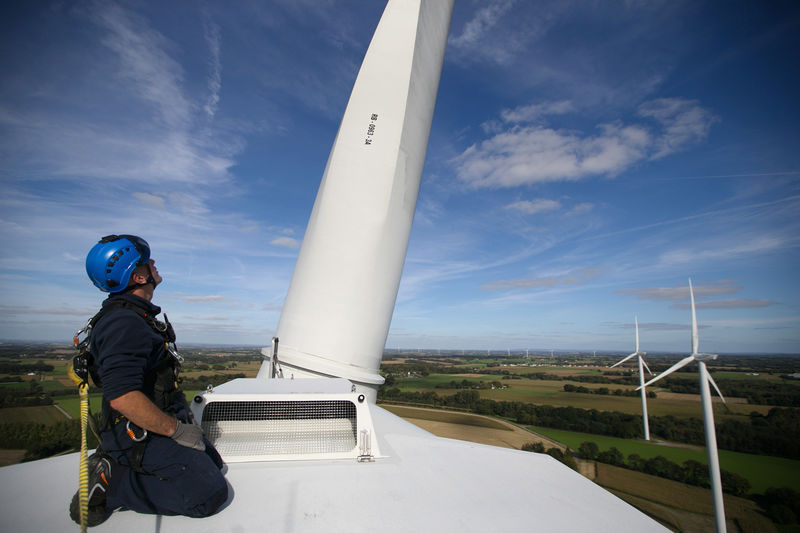 © Reuters. Técnico da Engie verifica torre eólica na Bretanha