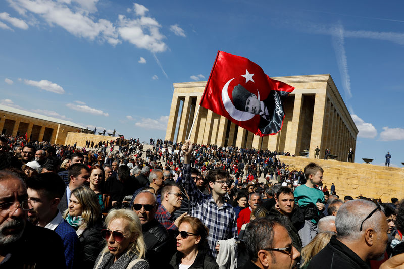 © Reuters. المعارضة التركية تقول إنها متقدمة في اسطنبول بعد فرز نصف الأصوات