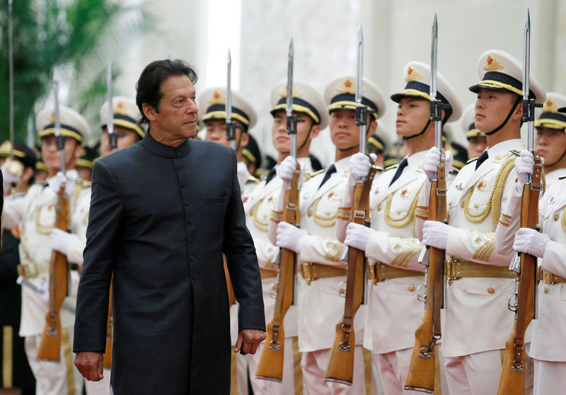 © Reuters. أفغانستان تستدعي دبلوماسيا باكستانيا بسبب تصريحات لعمران خان