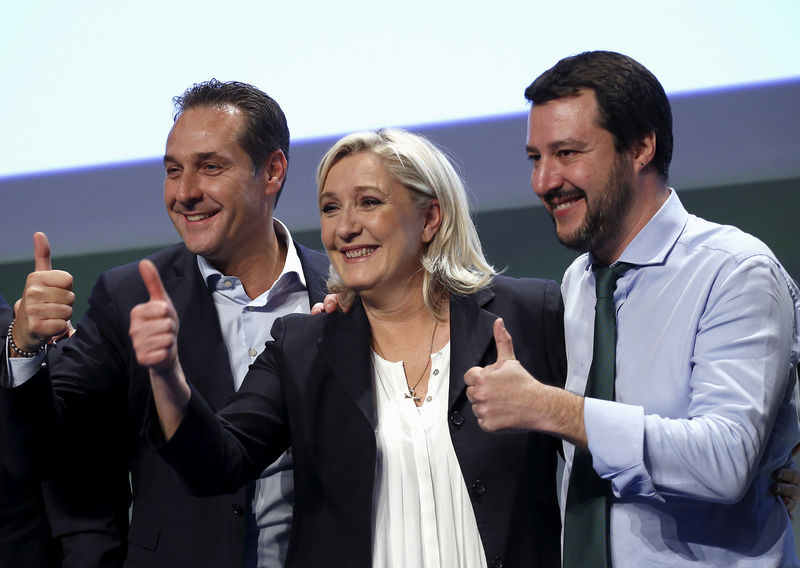 © Reuters. FILE PHOTO: Far-right leaders Matteo Salvini, Marine Le Pen and Heinz-Christian Strache give a thumbs up at the end of the "Europe of Nations and Freedom" meeting in Milan in 2016