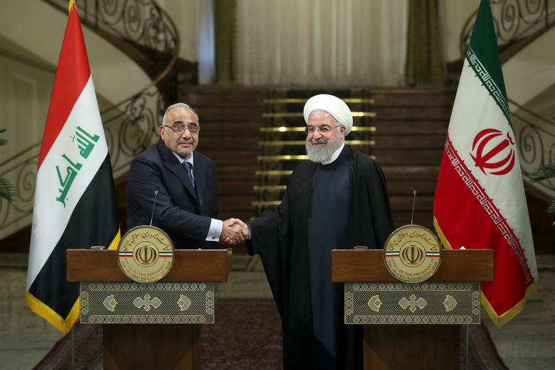 © Reuters. FILE PHOTO: Iranian President Hassan Rouhani shake hands with Iraq's Prime Minister Adel Abdul Mahdi during a news conference in Tehran