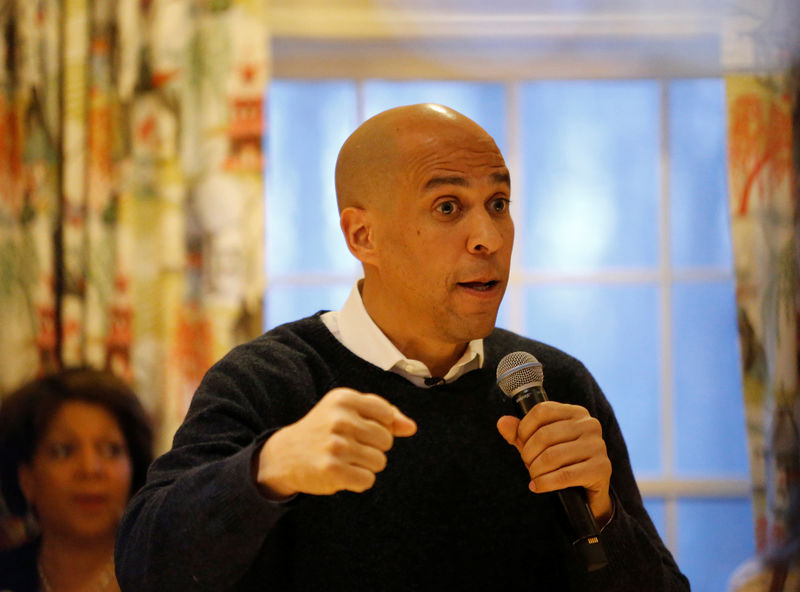 © Reuters. U.S. 2020 Democratic presidential candidate and Senator Cory Booker at a Amherst House Party in Amherst New Hampshire