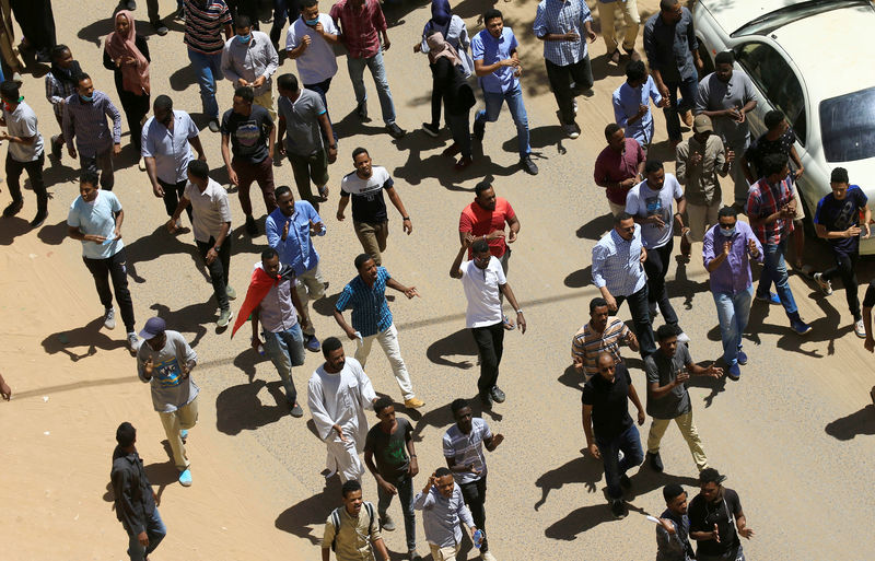 © Reuters. آلاف السودانيين يعتصمون لليوم الثاني أمام مقر إقامة البشير