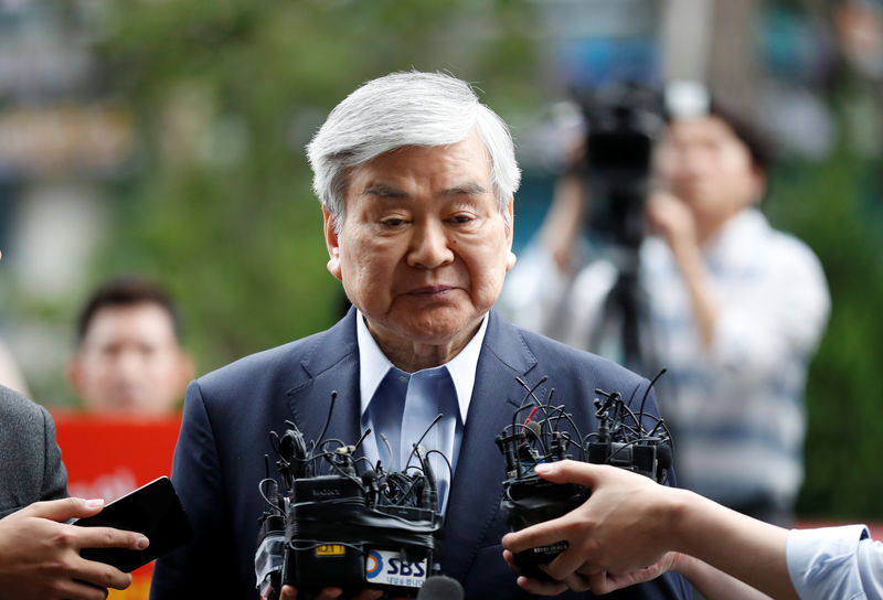 © Reuters. FILE PHOTO: Korean Air Lines Chairman Cho Yang-ho arrives at a prosecutor's office in Seoul