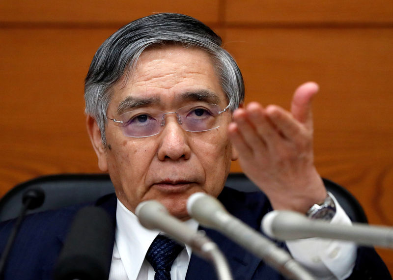 © Reuters. FILE PHOTO : Bank of Japan Governor Haruhiko Kuroda attends a news conference at the BOJ headquarters in Tokyo