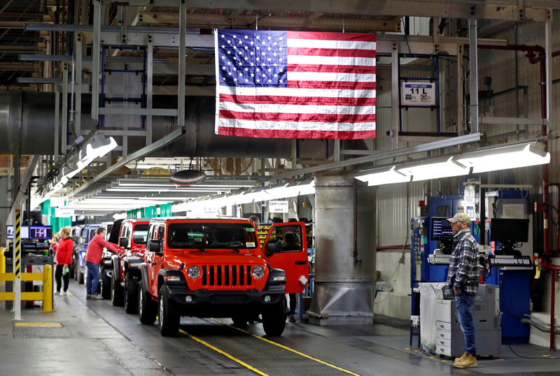 © Reuters. FILE PHOTO: 2019 Jeep Wranglers move to the Final 1 assembly line at the Chrysler Jeep Assembly plant in Toledo Ohio
