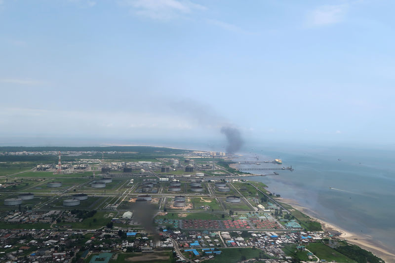 © Reuters. FILE PHOTO: A view shows the Bonny oil terminal in the Niger delta which is operated by Royal Dutch Shell in Port Harcourt