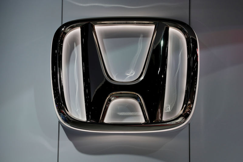 © Reuters. Car manufacturers display their wares on the show floor of the North American International Auto Show in Detroit