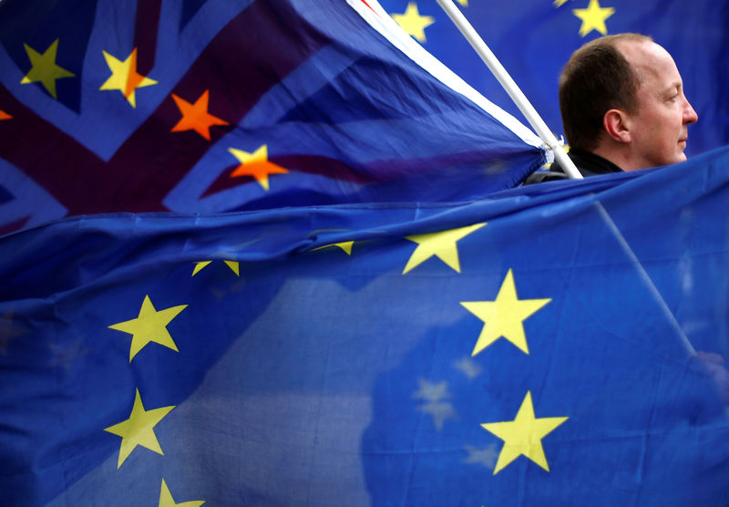 © Reuters. استطلاع: الناخبون البريطانيون يريدون زعيما قويا وإصلاحات سياسية