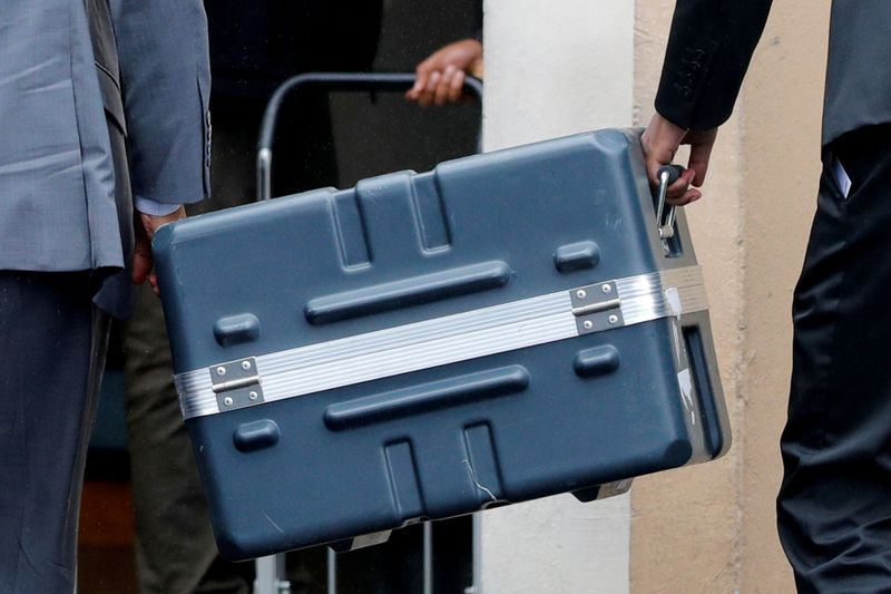 © Reuters. FILE PHOTO - Men unload a case containing the black boxes from the crashed Ethiopian Airlines Boeing 737 MAX 8 outside the headquarters of France's BEA air accident investigation agency in Le Bourget