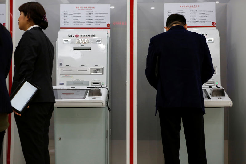 © Reuters. Cliente utiliza caixa eletrônico inteligente em Pequim
