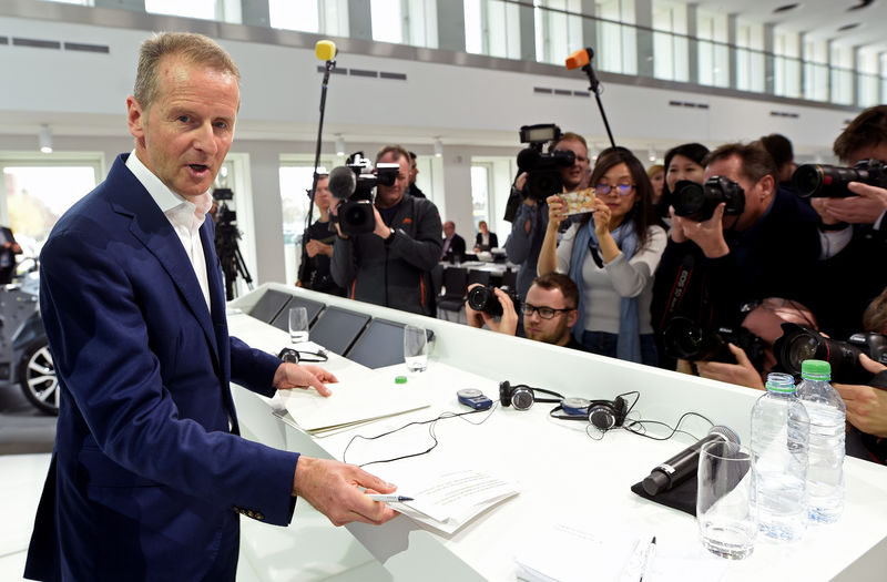 © Reuters. FILE PHOTO: Herbert Diess, CEO of German carmaker Volkswagen at the annual news conference in Wolfsburg