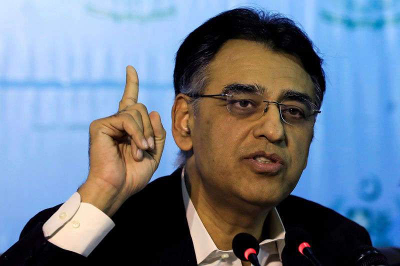 © Reuters. FILE PHOTO: Pakistan's Finance Minister Asad Umar gestures during a news conference in Islamabad