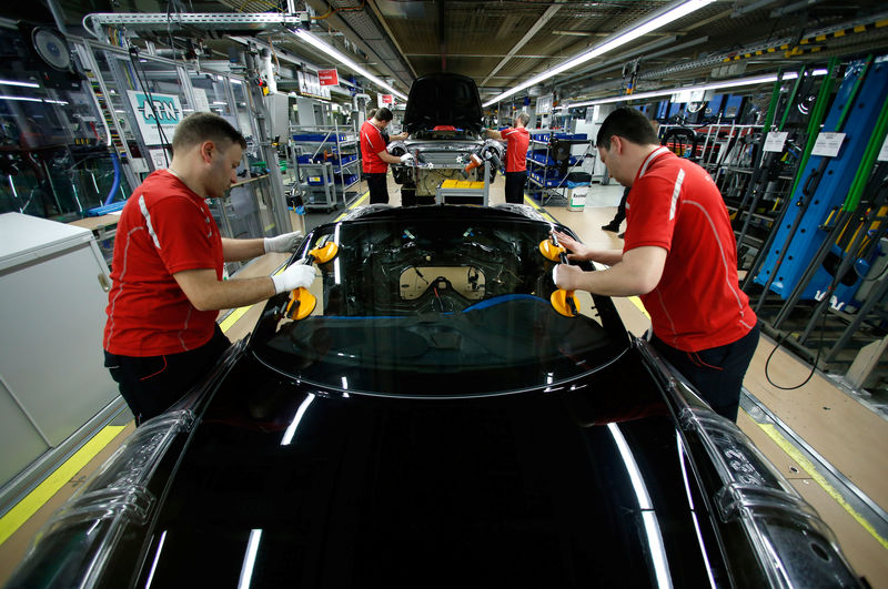 © Reuters. Funcionários em linha de montagem de fábrica na Alemanha