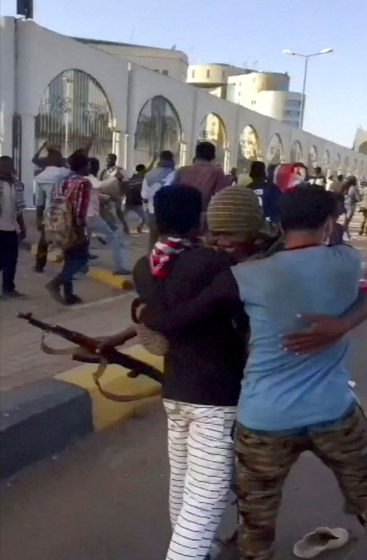 © Reuters. وزير الداخلية: مقتل 7 أشخاص خلال يومين في احتجاجات بالسودان