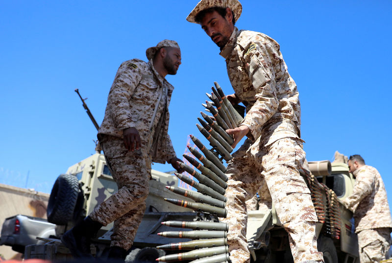 © Reuters. Foto de archivo. Un miembro de las Fuerzas de Misurata, bajo la protección de las Fuerzas de Trípoli, se prepara para ir a la primera línea, en Libia.