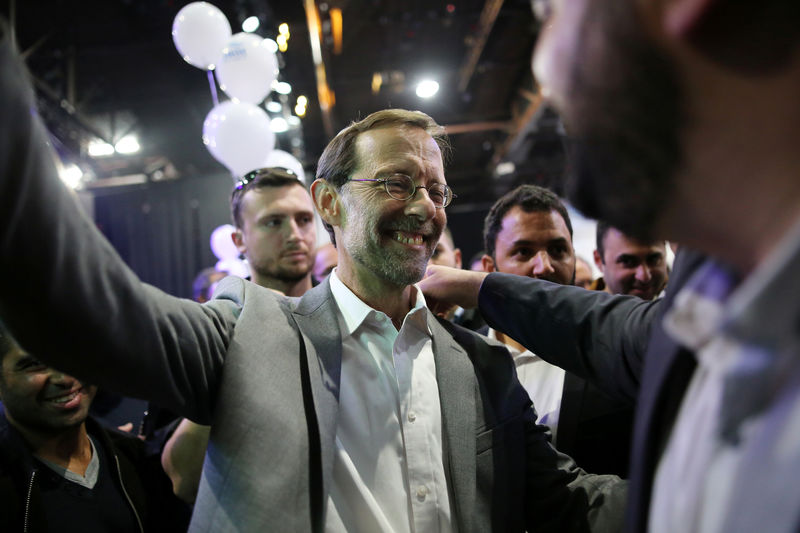 © Reuters. FOTO DE ARCHIVO: Moshe Feiglin, líder de Zehut, un partido religioso ultranacionalista, participa en un evento de campaña electoral en Tel Aviv