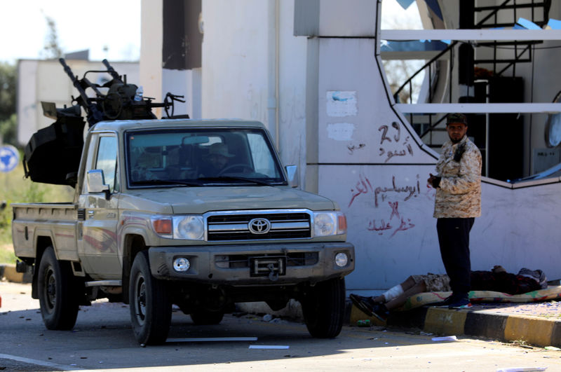 © Reuters. معركة طرابلس تستعر والقتلى يتزايدون