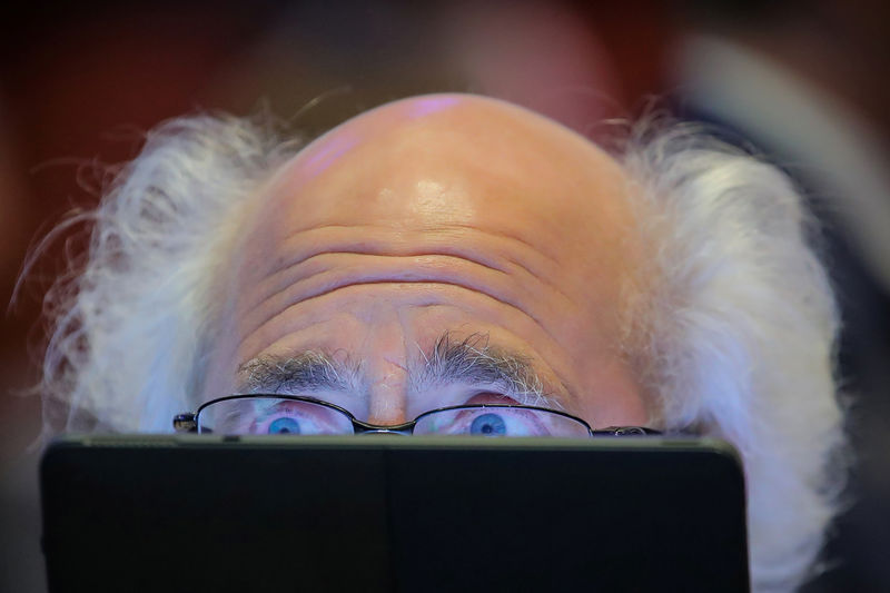 © Reuters. Traders work on the floor at the NYSE in New York