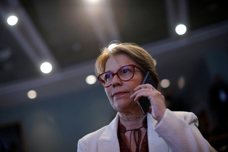 © Reuters. Ministra brasileira da Agricultura, Tereza Cristina, fala ao telefone durante cerimônia da Confederação da Agricultura e Pecuária do Brasil em Brasília