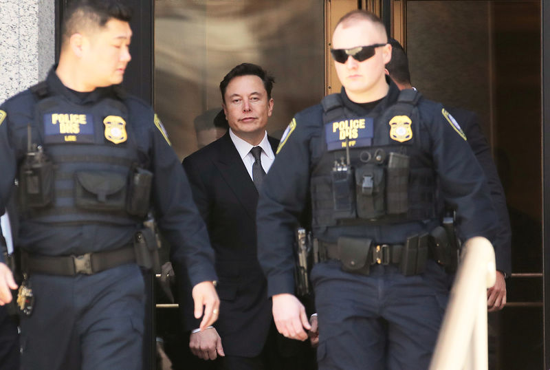 © Reuters. FILE PHOTO: Tesla CEO Elon Musk leaves Manhattan federal court after a hearing on his fraud settlement with the SEC in New York