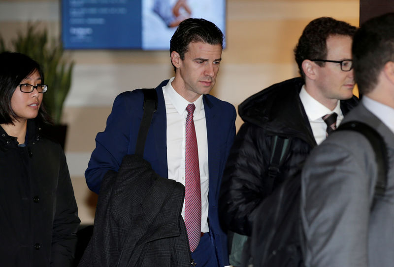 © Reuters. FILE PHOTO: U.S. trade delegation member Clete Willems leaves a hotel for talks with Chinese officials in Beijing