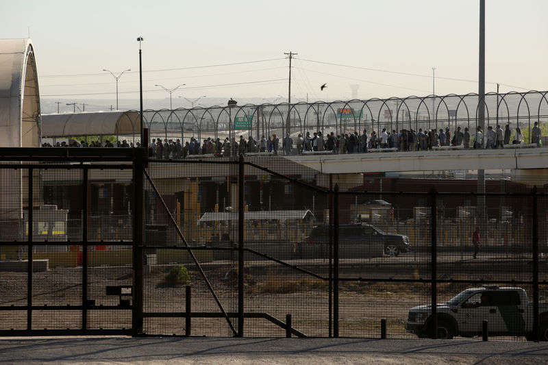 © Reuters. Commuters queue for border customs control to cross into the U.S. at the Zaragoza-Ysleta border crossing bridge, as seen from Ciudad Juarez