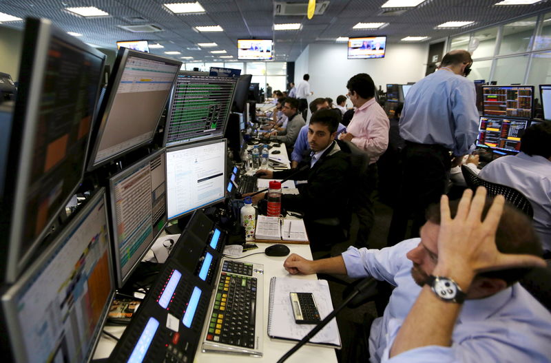 © Reuters. Operadores na XP Investimentos, em São Paulo