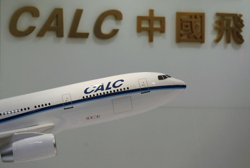 © Reuters. A model aircraft is displayed at the reception of the China Aircraft Leasing Group office in Hong Kong