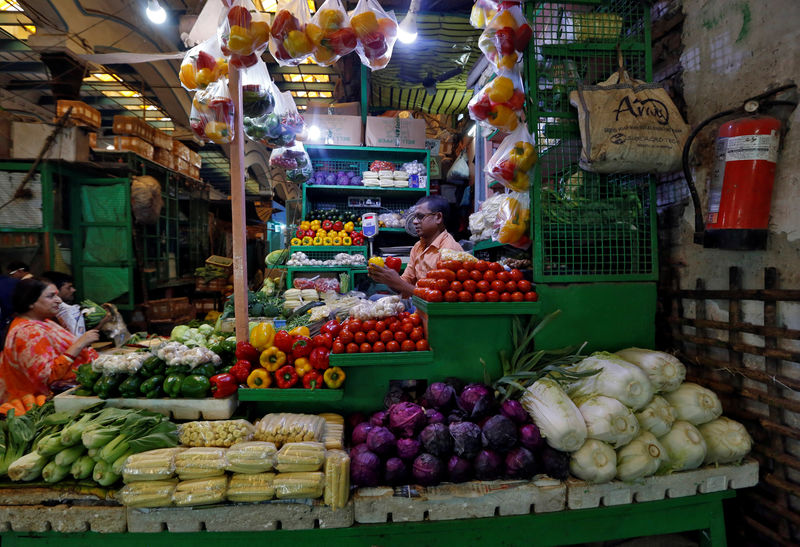 © Reuters. A vendor sells vegetables at a retail market in Kolkata