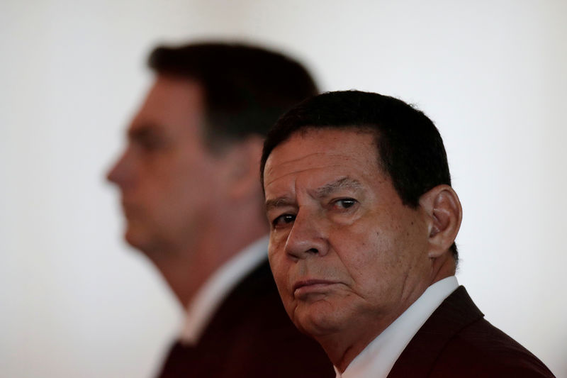 © Reuters. Imagen de archivo. El vicepresidente de Brasil, Hamilton Mourao, en primer plano junto  con el presidente Jair Bolsonaro, durante una ceremonia en Brasilia.