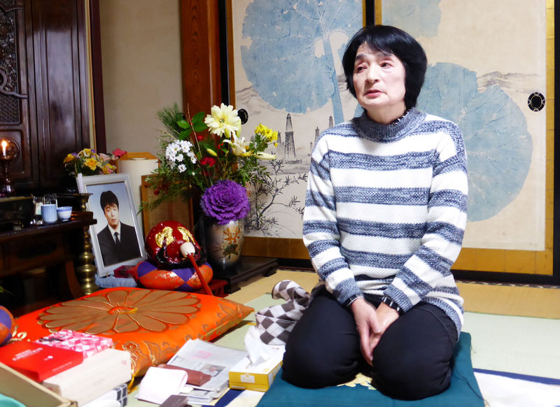 © Reuters. Foto de archivo. Taeko Watanaba, madre de Yuki, quien cometió suicidio en 2008, habla frente a su retrato en su casa en Akita, Japón.
