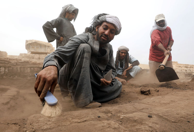 © Reuters. Foto de archivo. Trabajadores locales restaurando el suelo del Templo de Atribis, en Suhag, Egipto.