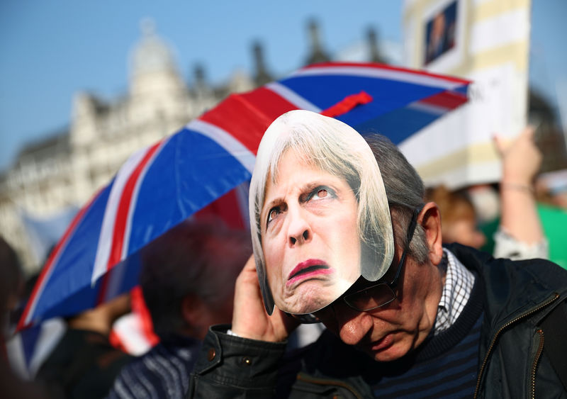 © Reuters. Foto de archivo. Protestante a favor del brexit fuera del Parlamento británico en Londres, Reino Unido.