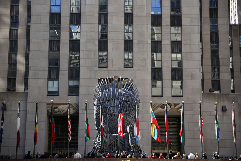 © Reuters. FOTO DE ARCHIVO: Una gran réplica del trono de hierro se ve en el Rockefeller Center antes del estreno de la última temporada de "Game of Thrones", en Nueva York