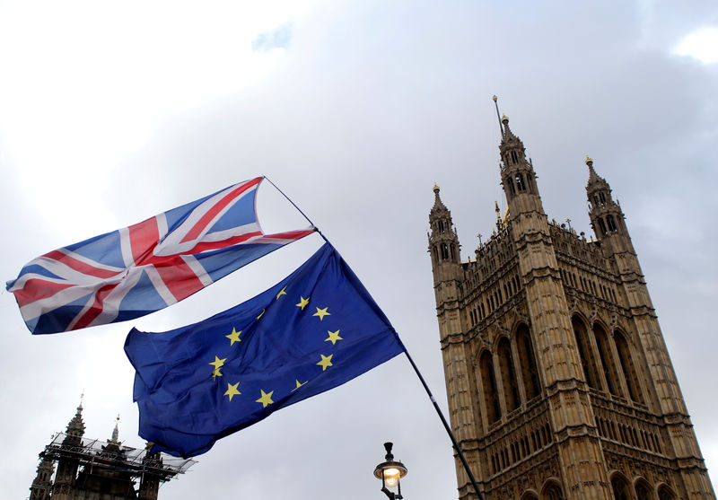 © Reuters. FOTO DE ARCHIVO: Banderas ondean afuera del Parlamento en Londres, Reino Unido