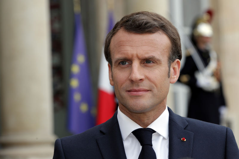 © Reuters. French President Emmanuel Macron attends a joint statement with Irish Prime Minister (Taoiseach) Leo Varadkar at the Elysee Palace in Paris