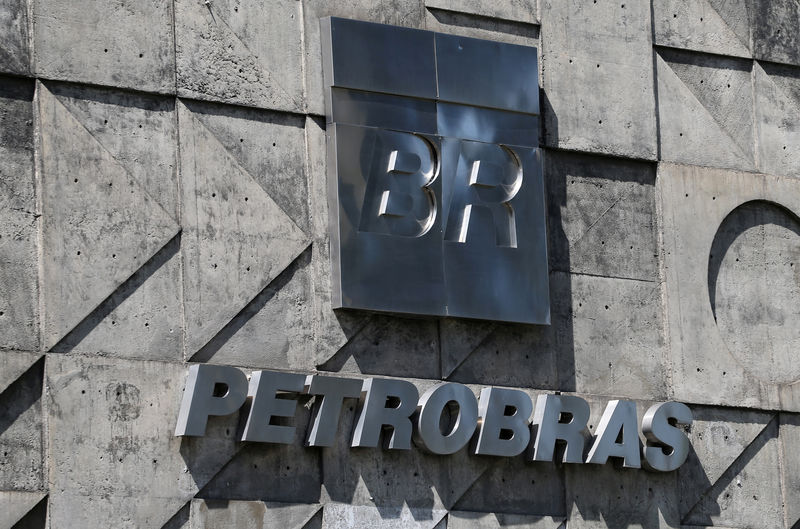 © Reuters. A logo of the Brazil's state-run Petrobras oil company is seen in Rio de Janeiro