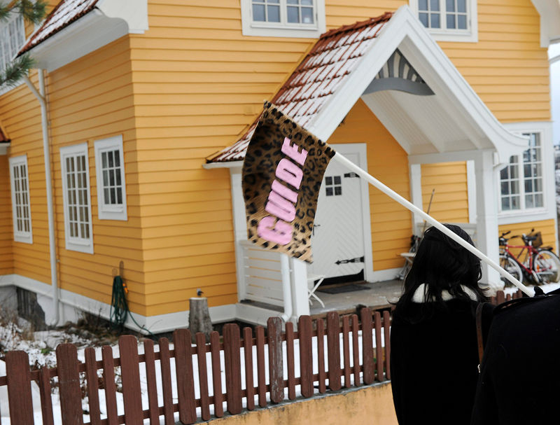 © Reuters. FILE PHOTO: People participating in the class war safari observe buildings at the upper class district at Solsidan in Saltsjobaden near Stockholm