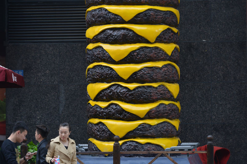 © Reuters. FILE PHOTO - Giant hamburger model by Burger King is seen outside its restaurant in Shenyang, Liaoning