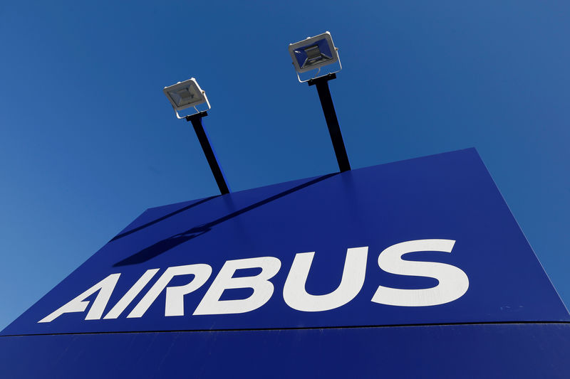 © Reuters. FILE PHOTO: The Airbus logo is pictured at Airbus headquarters in Blagnac near Toulouse
