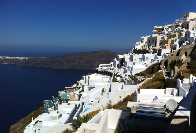 © Reuters. FILE PHOTO: Houses are seen at edge of the caldera at the volcanic island of Santorini