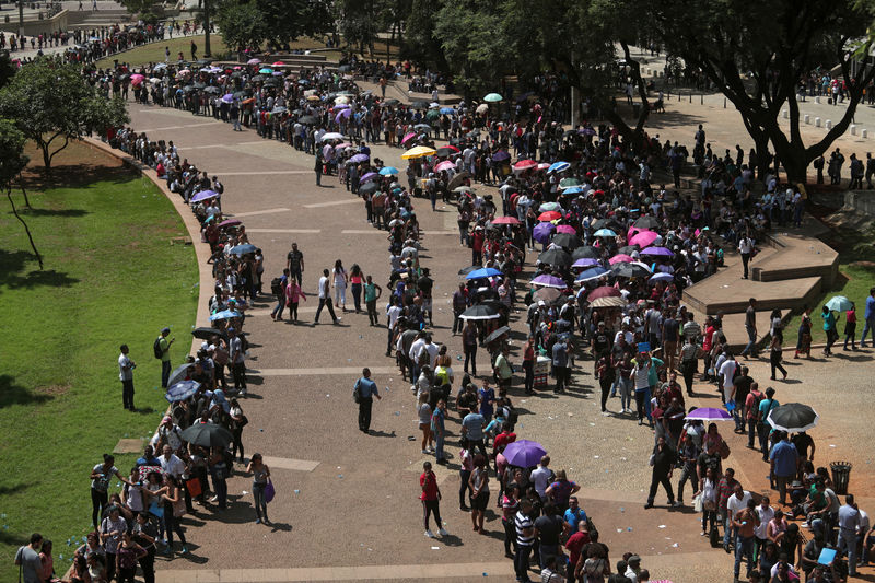 © Reuters. Fila de pessoas em buscas de emprego no centro de São Paulo