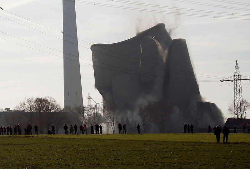 © Reuters. FILE PHOTO: A disused coal-fired power station is destroyed via controlled explosion