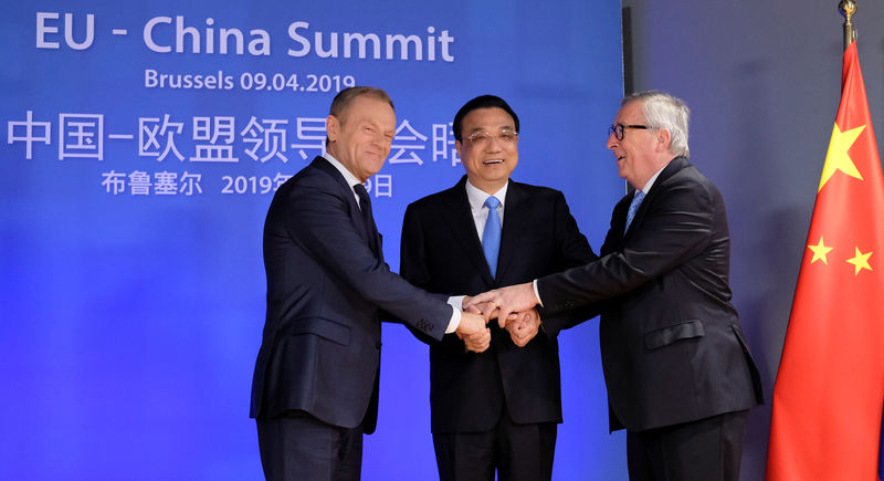 © Reuters. Chinese Premier Li Keqiang is welcomed by European Council  President Donald Tusk and European Commission President Jean-Claude Juncker  ahead of a EU China Summit in Brussels