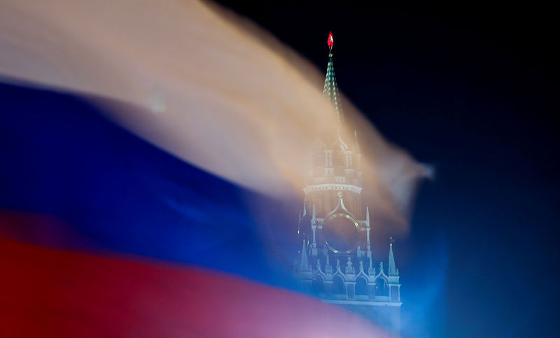 © Reuters. FILE PHOTO: Russian flag flies with the Spasskaya tower of Moscow's Kremlin in the background in Moscow