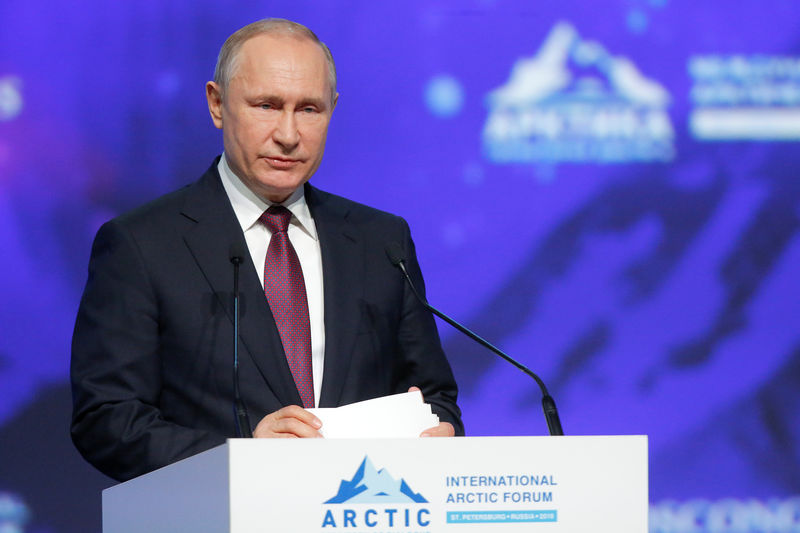 © Reuters. Russian President Putin attends the International Arctic Forum in Saint Petersburg