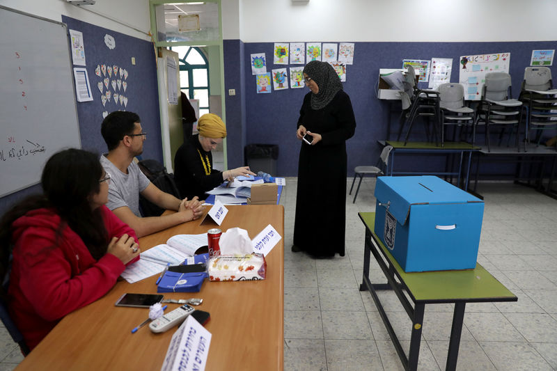 © Reuters. الأقلية العربية في إسرائيل تعترض على وجود كاميرات في مراكز الاقتراع