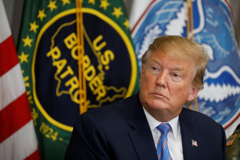 © Reuters. U.S. President Trump participates in briefing at U.S. Border Patrol Calexico Station in Calexico, California